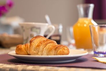 Plateau petit-déjeuner avec viennoiseries et confitures maison